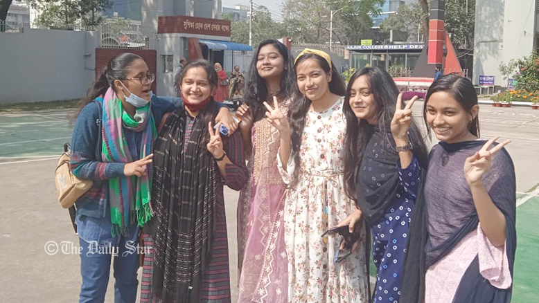 এইচএসসিতেও পাসের হারে ছেলেদের চেয়ে এগিয়ে মেয়েরা
