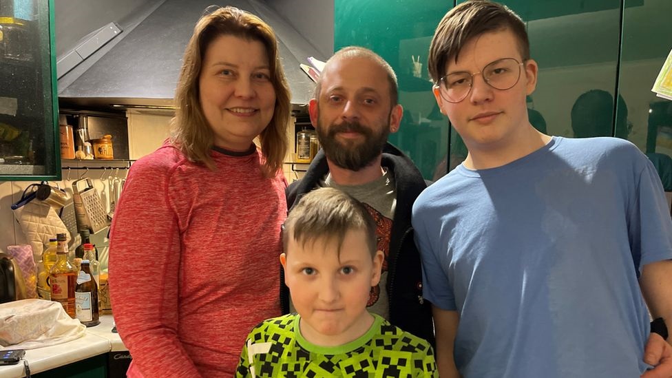 ভয় নেই, সন্তানদের হাসিমুখে সাহস জোগাচ্ছেন ইউক্রেনের মায়েরা