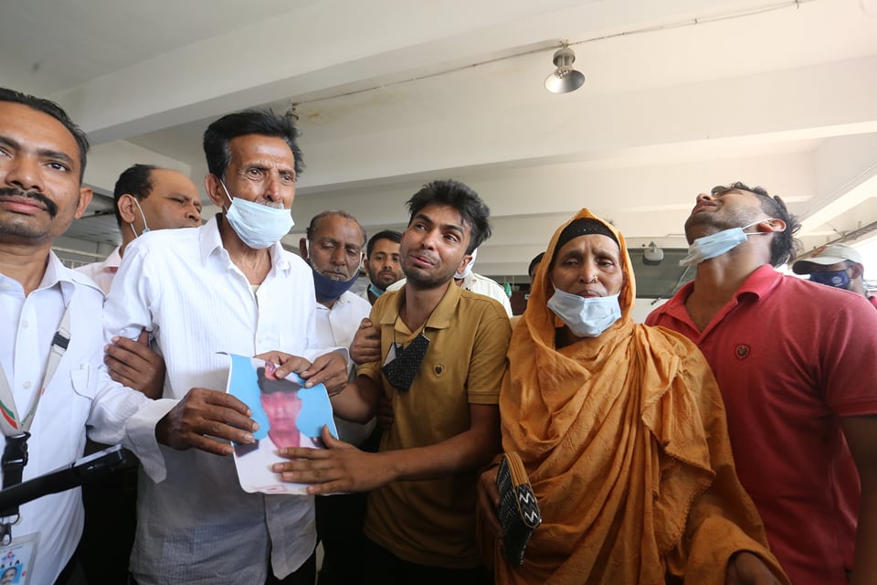 ‘ওরে আমার বাবা, আইলো না’ বিমানবন্দরে হাদিসুরের বাবা