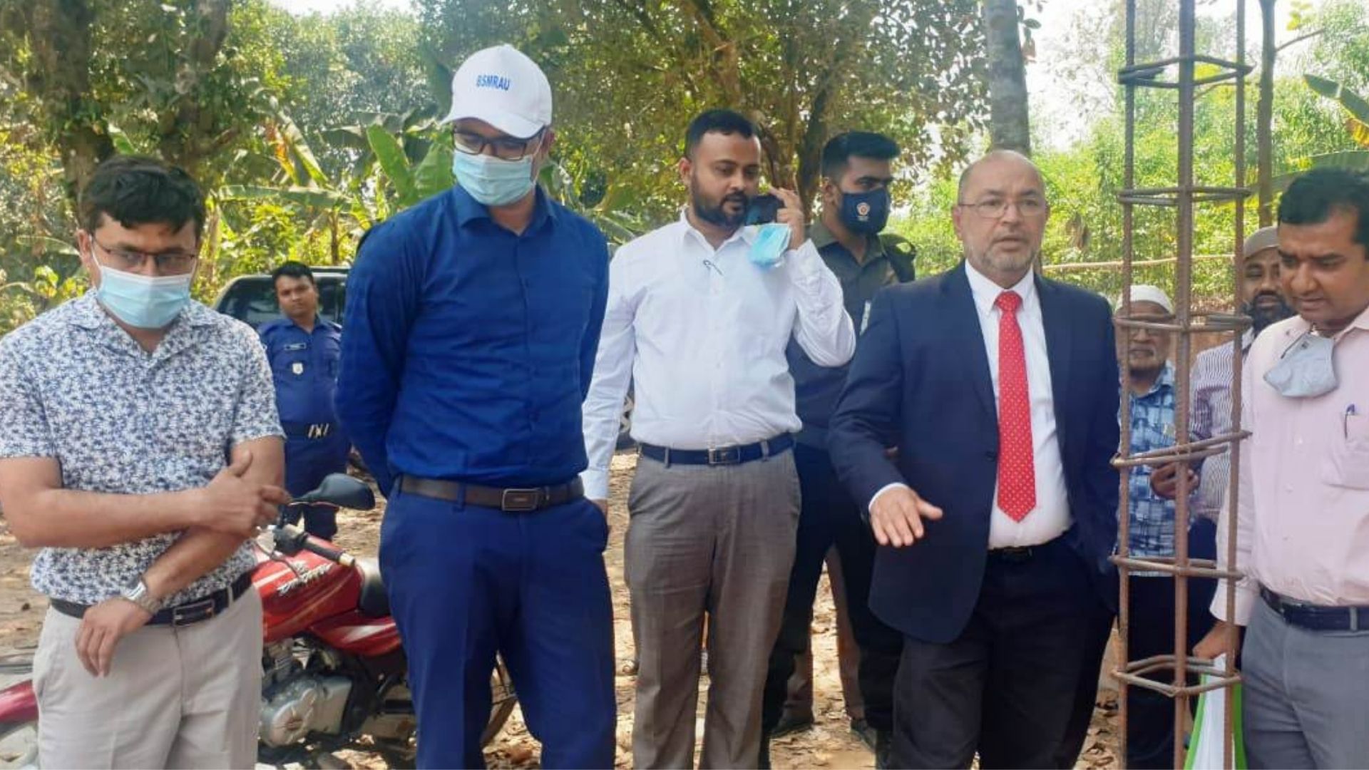 প্রধানমন্ত্রীর আশ্রয়ণ প্রকল্প: অনিয়ম দেখতে ঘটনাস্থলে প্রতিমন্ত্রী