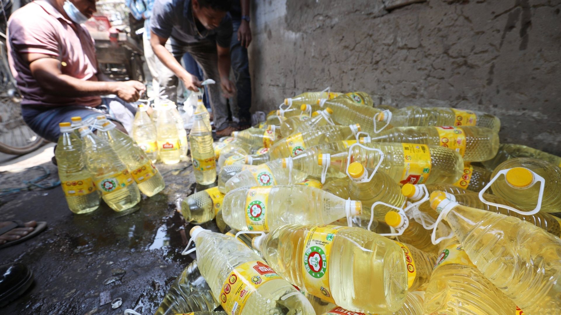 চট্টগ্রামে টিসিবির পণ্য জব্দ, ডিলারসহ আটক ৩