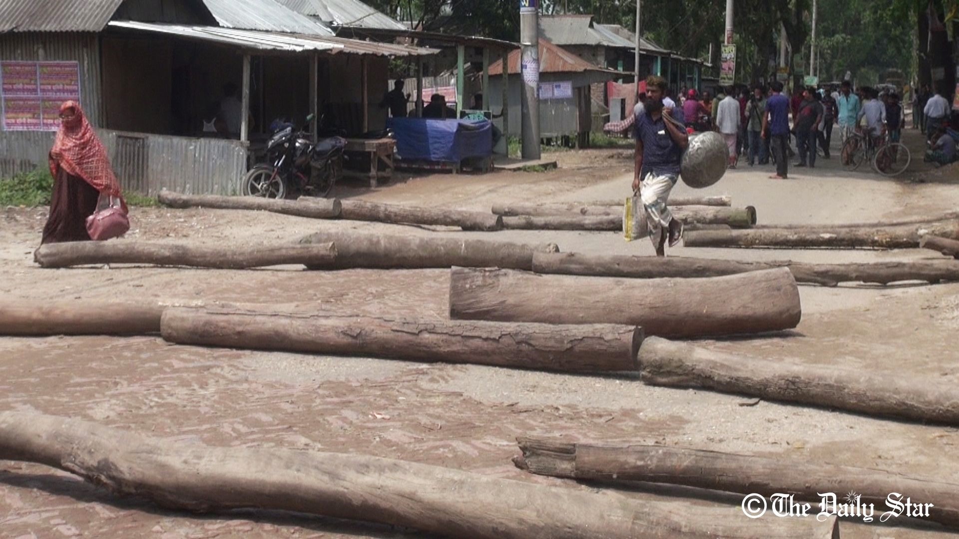 পুলিশ হেফাজতে যুবকের মৃত্যু: বিচার দাবিতে লালমনিরহাটে সড়ক অবরোধ