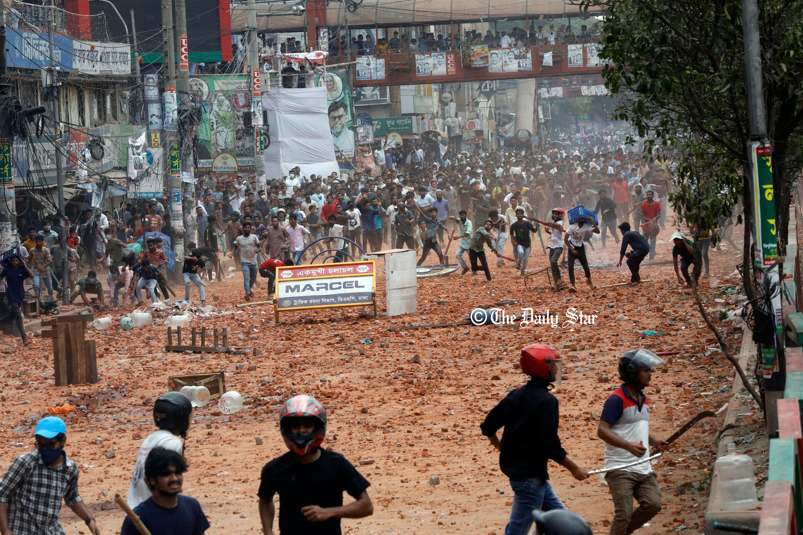 সরকারি নির্দেশে নিউমার্কেট এলাকায় ইন্টারনেটের গতি কম
