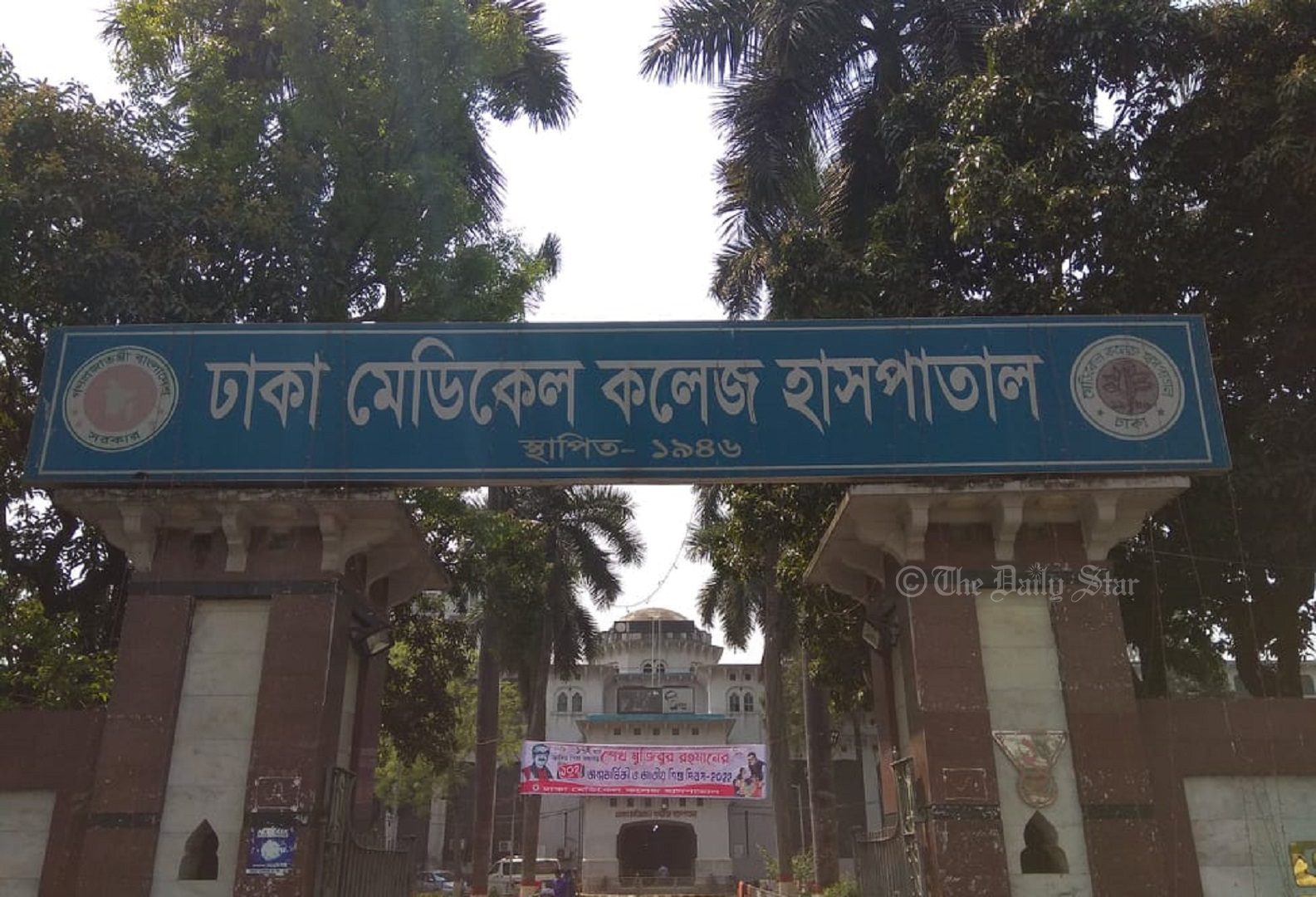 গ্রিন রোডে পথচারীদের মাথায় ভেঙে পড়ল ভবনের সানশেড, আহত ২