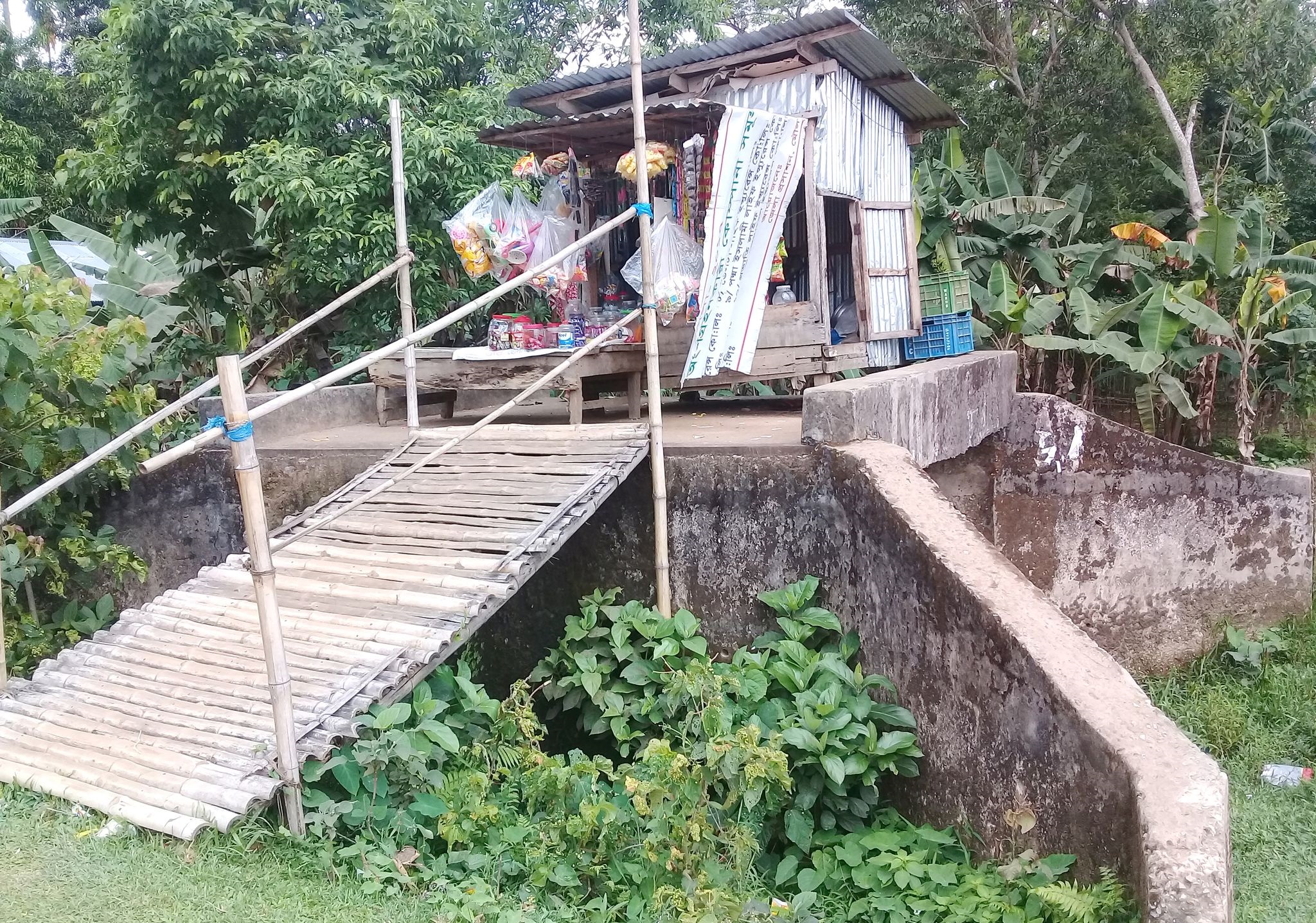 এটা একটি কালভার্ট: দোকান উঠেছে, সংযোগ সড়ক হয়নি ১৮ বছরেও