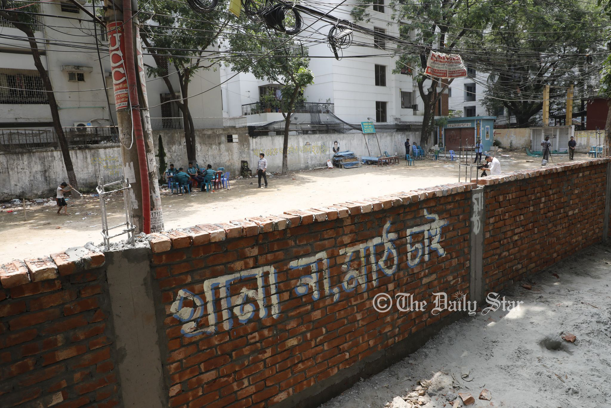 ‘রাতারাতি দেয়াল তোলা পুলিশের চরম অসংবেদনশীল আচরণ’