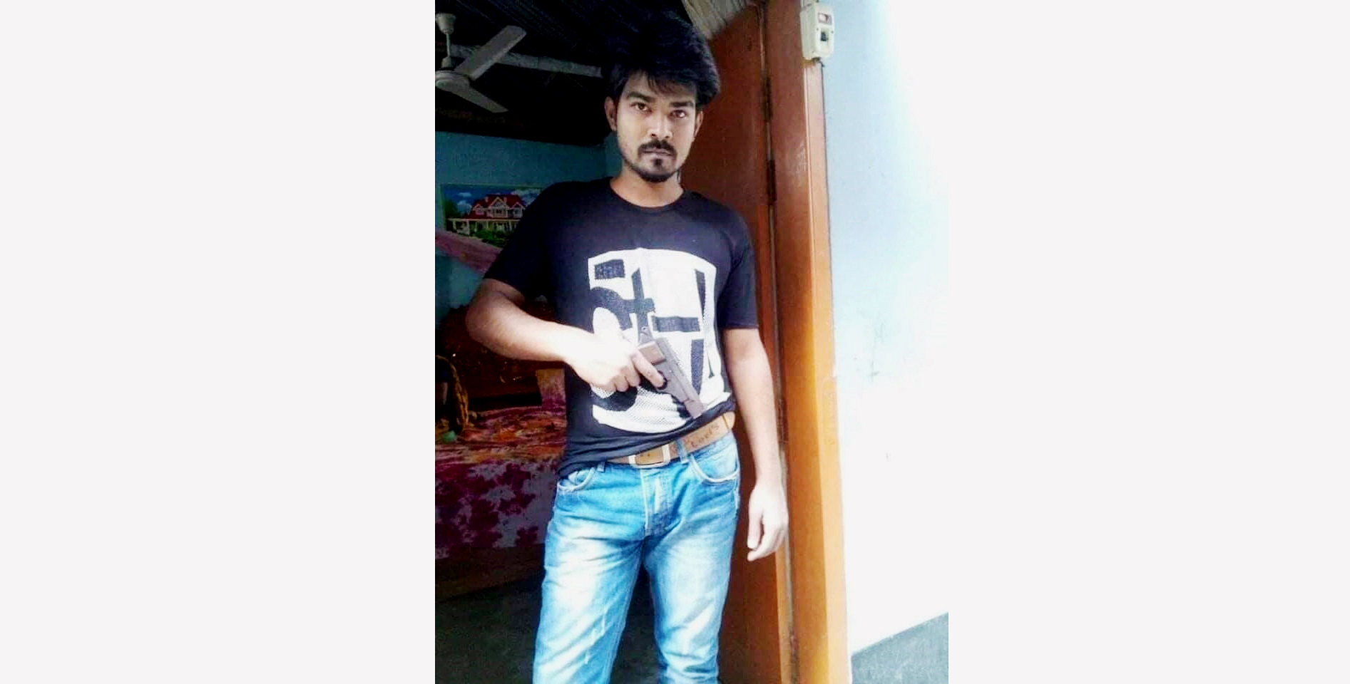 অস্ত্র হাতে ছাত্রলীগ নেতার ছবি ভাইরাল