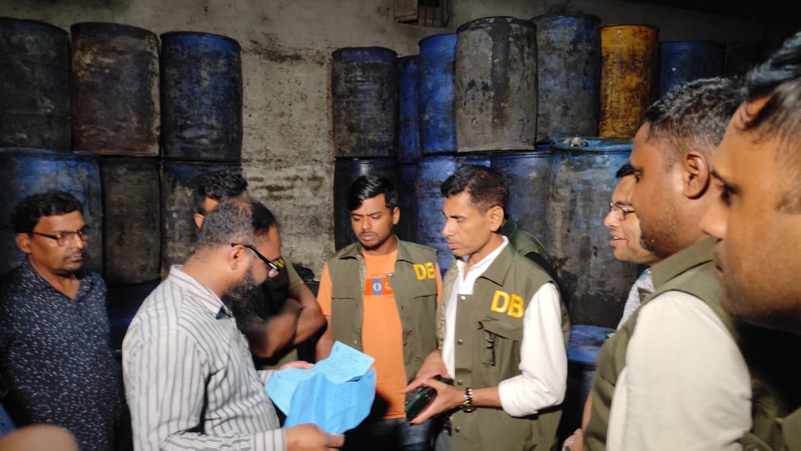 পাবনায় ভ্রাম্যমাণ আদালতের অভিযানে ১ লাখ লিটার সয়াবিন তেল জব্দ