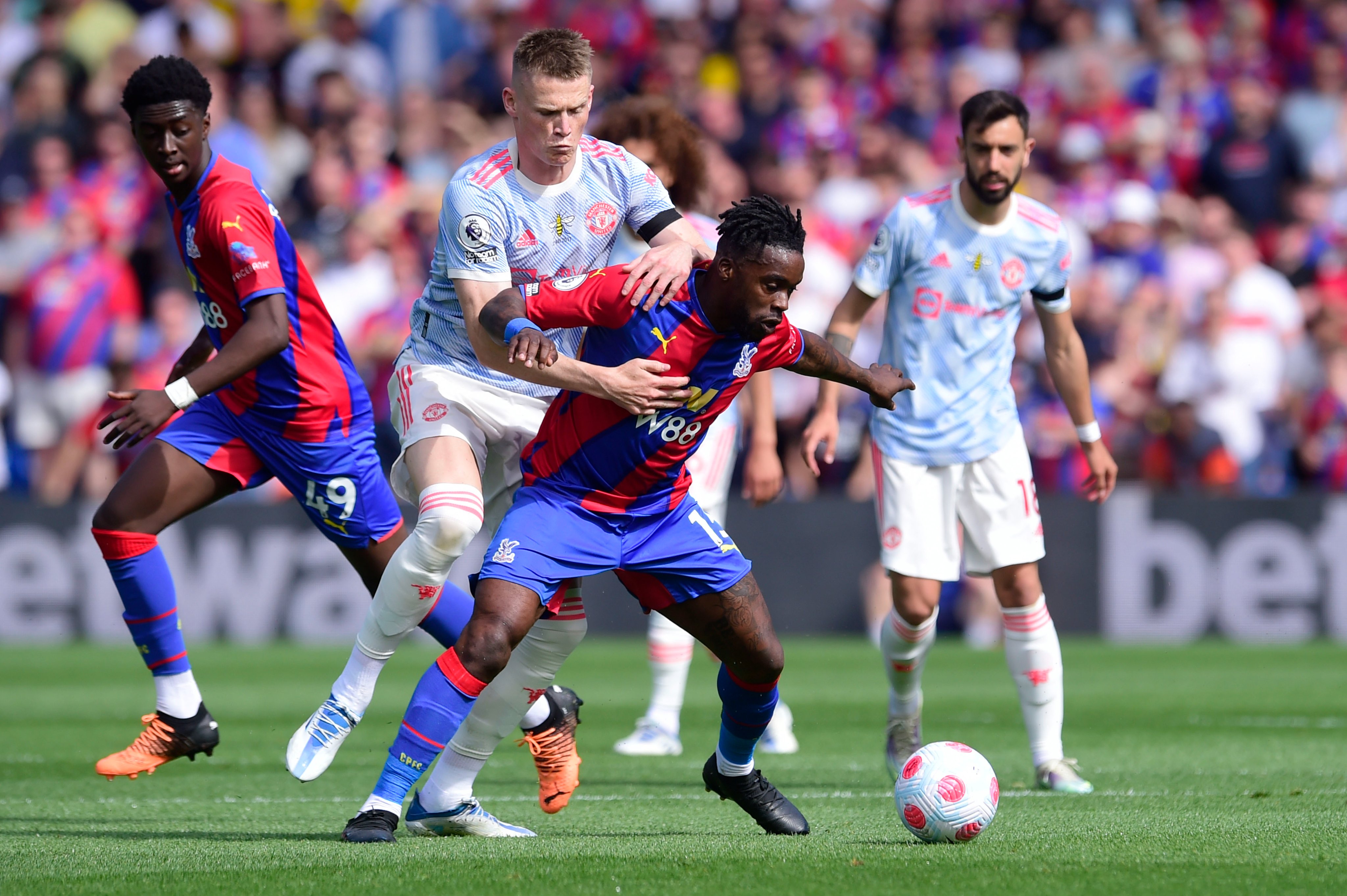 রোনালদোকে ছাড়া হেরে ষষ্ঠ ম্যানচেস্টার ইউনাইটেড