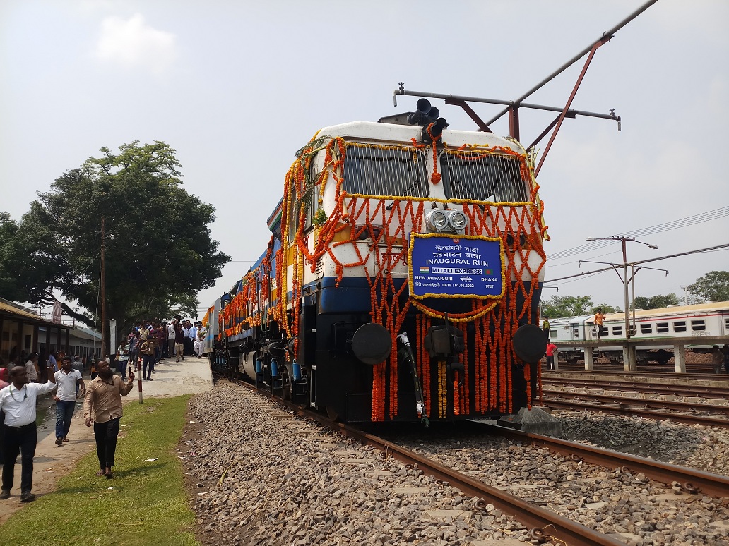 ১২ যাত্রী নিয়ে ঢাকায় মিতালী এক্সপ্রেস