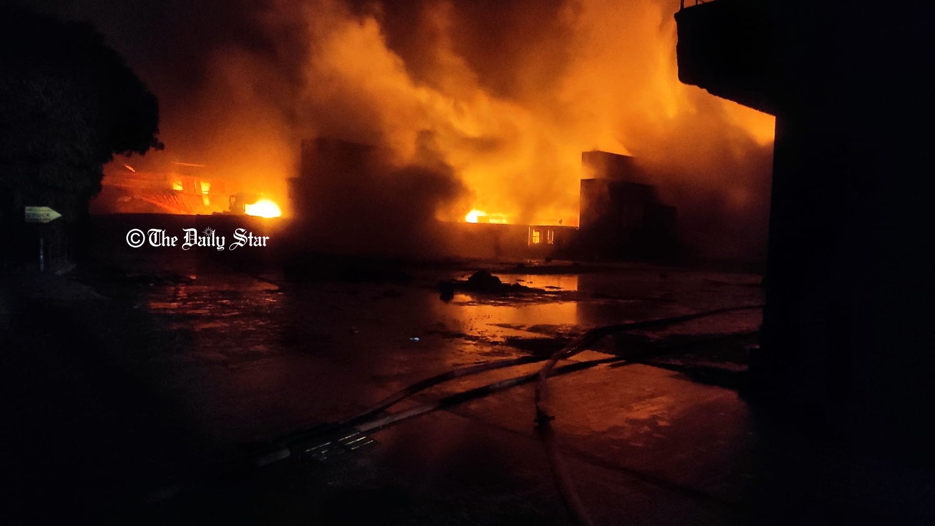 কন্টেইনারে রাসায়নিক পদার্থ, জানানো হয়নি ফায়ার সার্ভিসকে