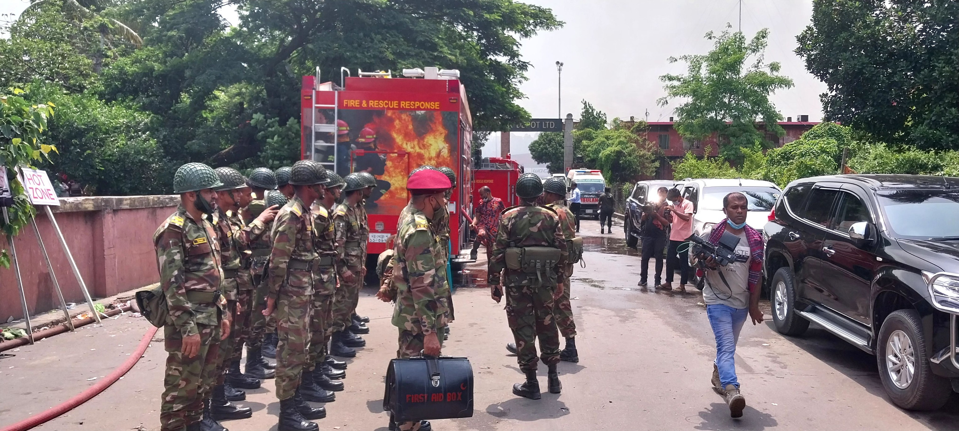 সীতাকুণ্ডের আগুন নেভাতে ঘটনাস্থলে সেনা সদস্যরা