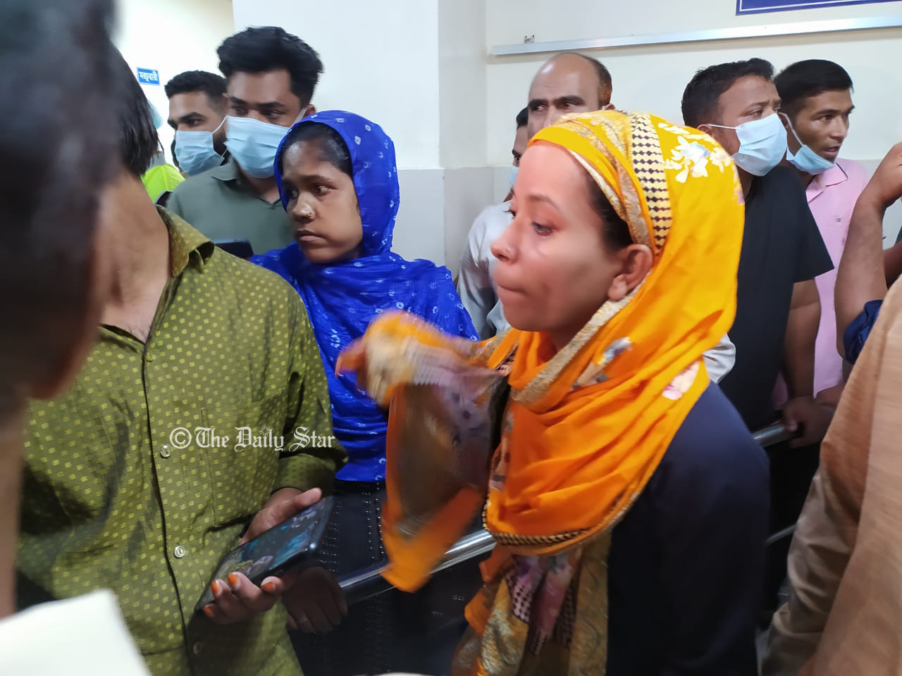 ‘আব্বারে খুঁজে পাইতেছি না’