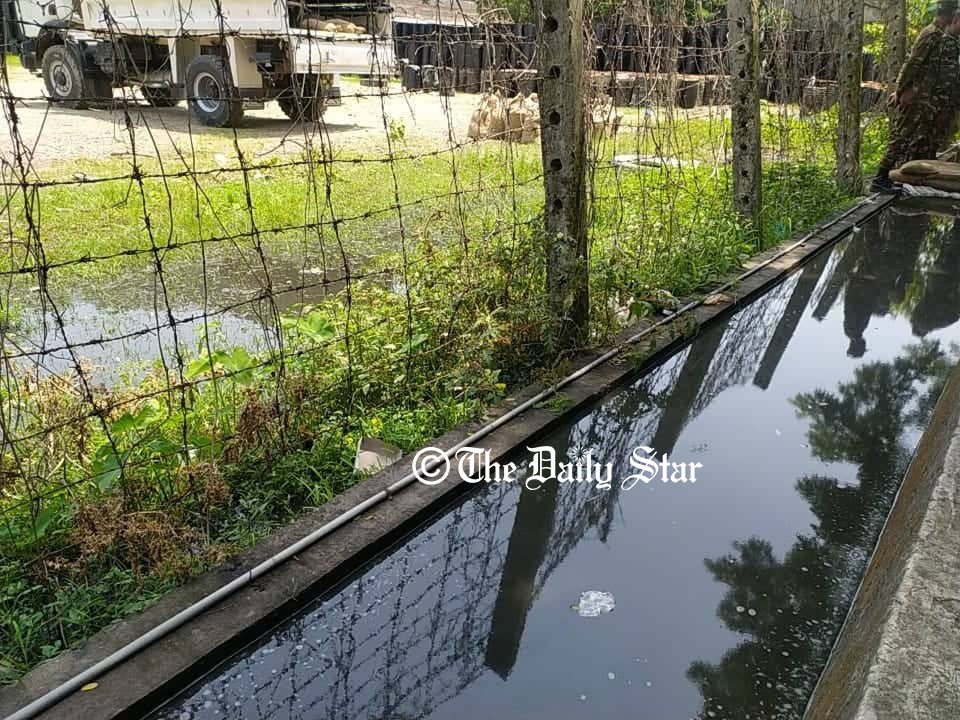 সীতাকুণ্ডে রাসায়নিক মিশ্রিত পানি ছড়িয়ে পড়ছে