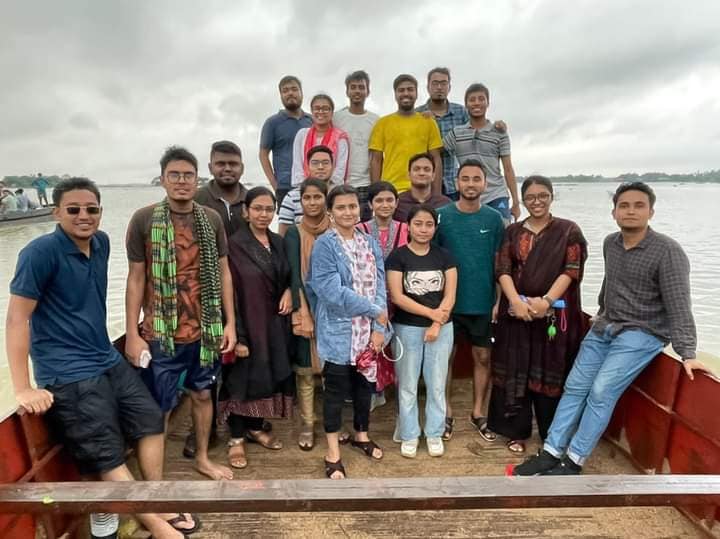 ঢাবির সেই শিক্ষার্থীরা এবার লঞ্চ নষ্ট হয়ে সুরমা নদীতে আটকা পড়েছে