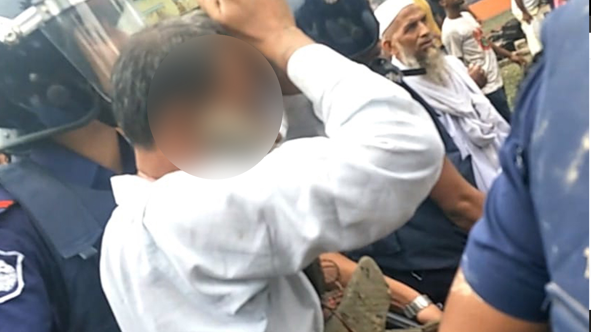 হে মোর দুর্ভাগা দেশ, শিক্ষককে আর করো না অপমান