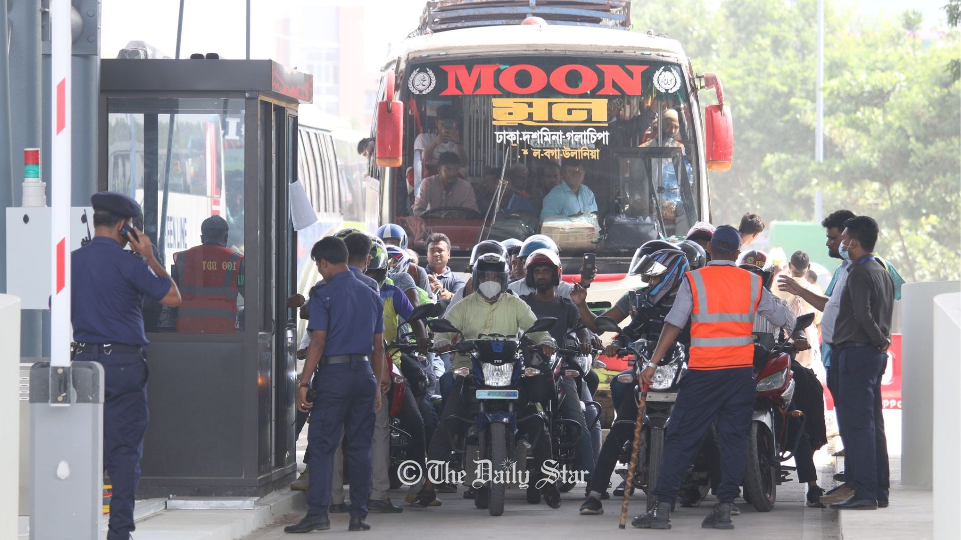 প্রথম ৮ ঘণ্টায় পদ্মা সেতুতে ১৫ হাজার ২০০ যান চলাচল