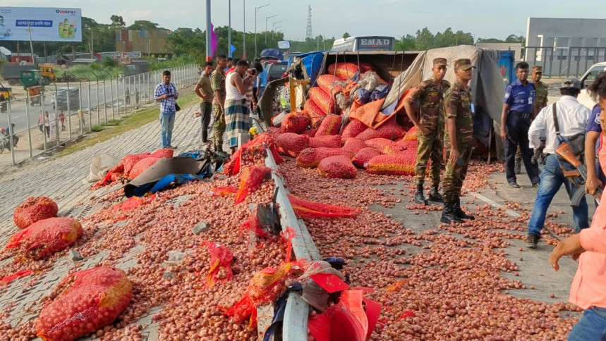 পদ্মা সেতুতে পেঁয়াজের ট্রাক উল্টে আহত ৩