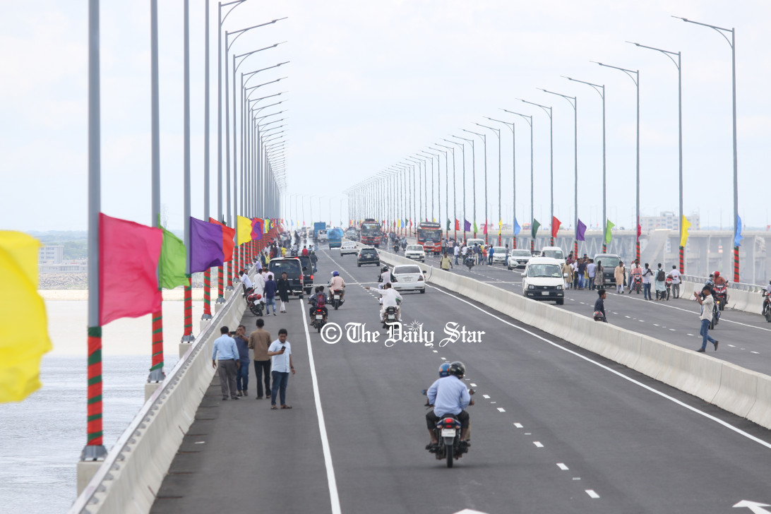 পদ্মা সেতু: ২৪ ঘণ্টায় গাড়ি পারাপার ৫১ হাজার, টোল আদায় ২ কোটি টাকা