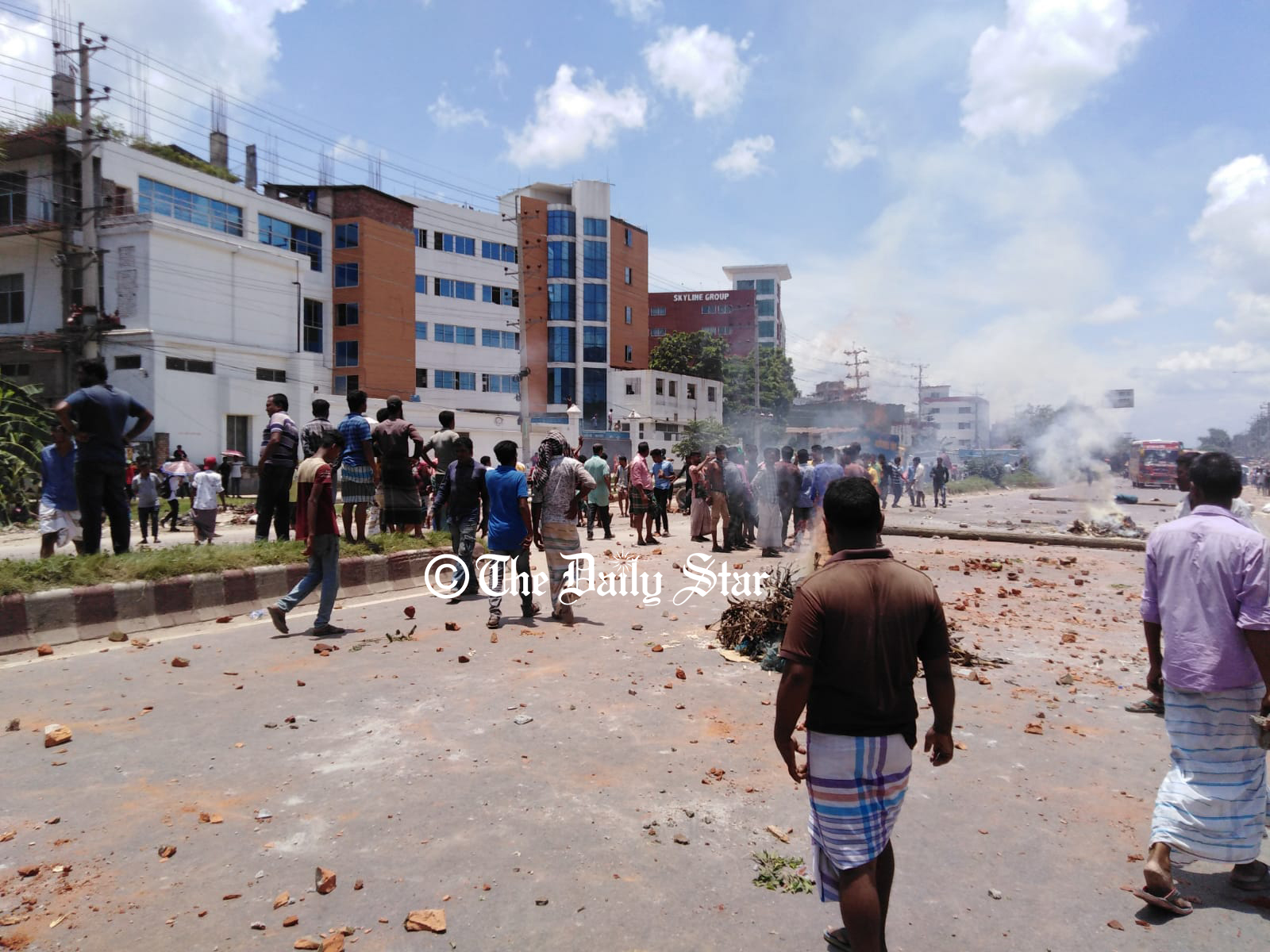 পুলিশের ‘চাঁদাবাজি’র প্রতিবাদে সাভারে অটোরিকশাচালকদের বিক্ষোভ