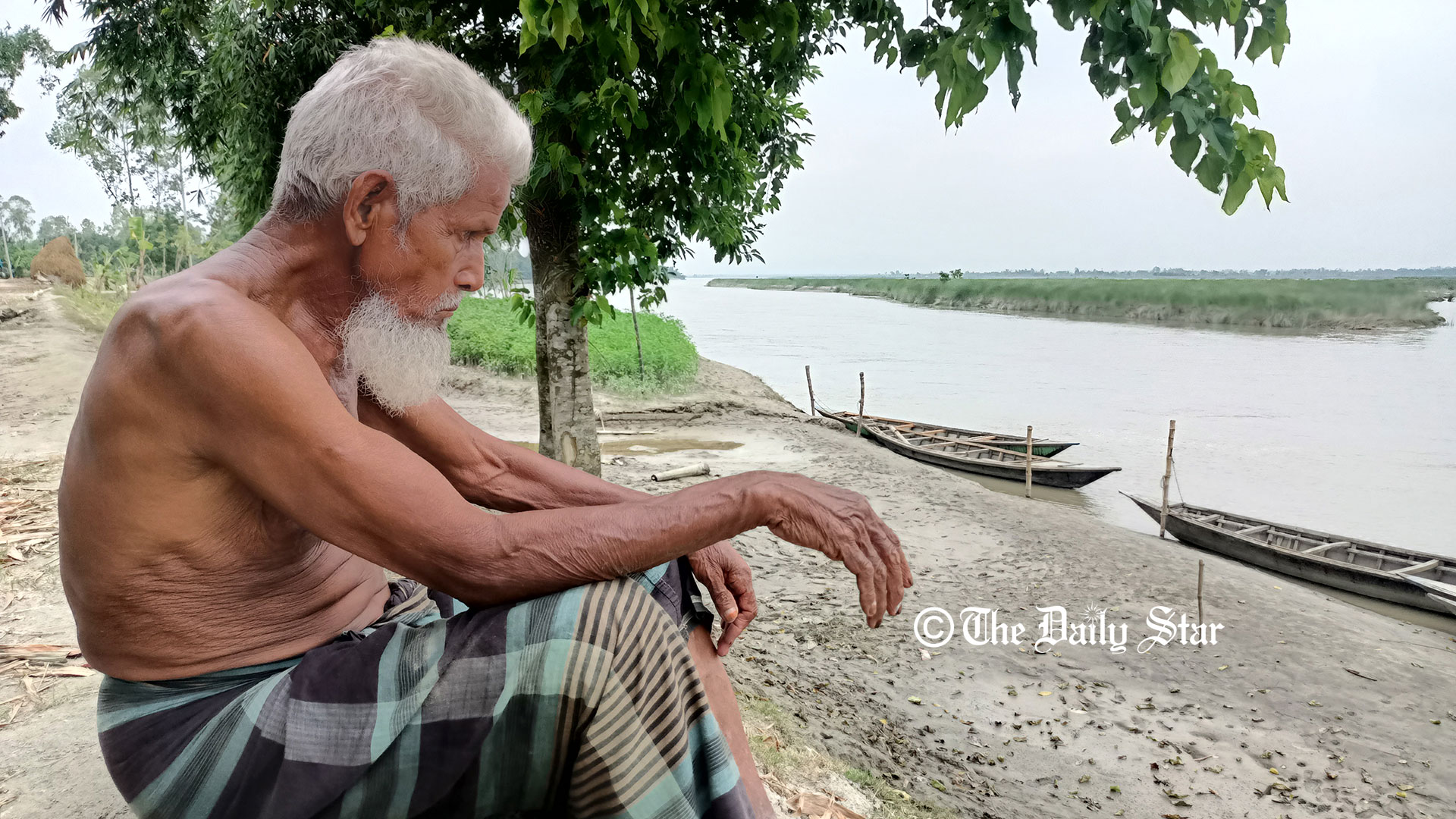 বাঁধ ধসের শঙ্কায় ধরলাপাড়ের মানুষ