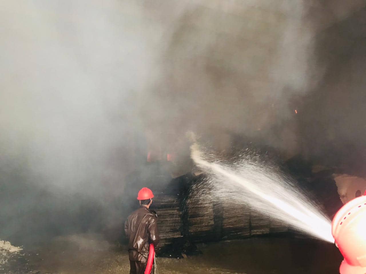 সোনারগাঁওয়ে মেঘনা ফয়েল প্যাকেজিং কারখানায় আগুন, নিয়ন্ত্রণে ১১ ইউনিট