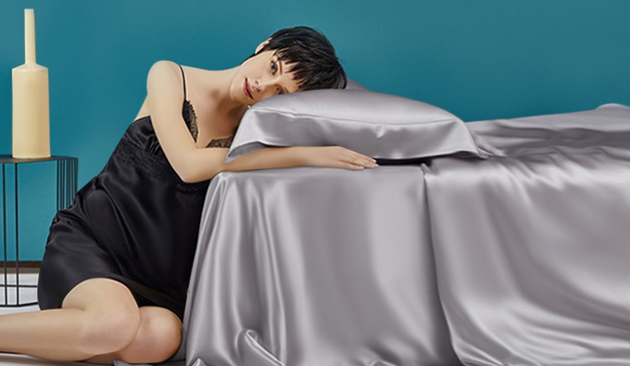 যেভাবে যত্ন নিলে সুরক্ষিত থাকবে সিল্কের পোশাক