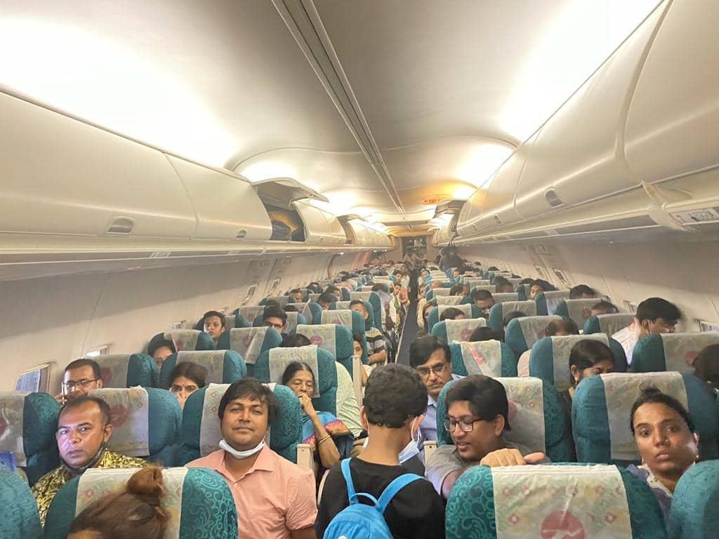 কলকাতায় উড়োজাহাজে আটকে থাকা যাত্রীরা দেশে ফিরেছেন মাঝরাতে