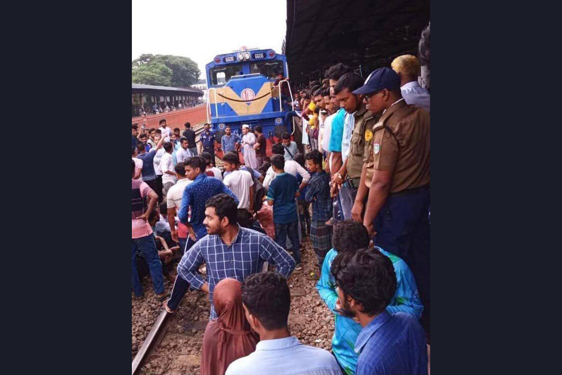 টিকিট না পেয়ে বিমানবন্দর স্টেশনে ট্রেন আটকে যাত্রীদের বিক্ষোভ