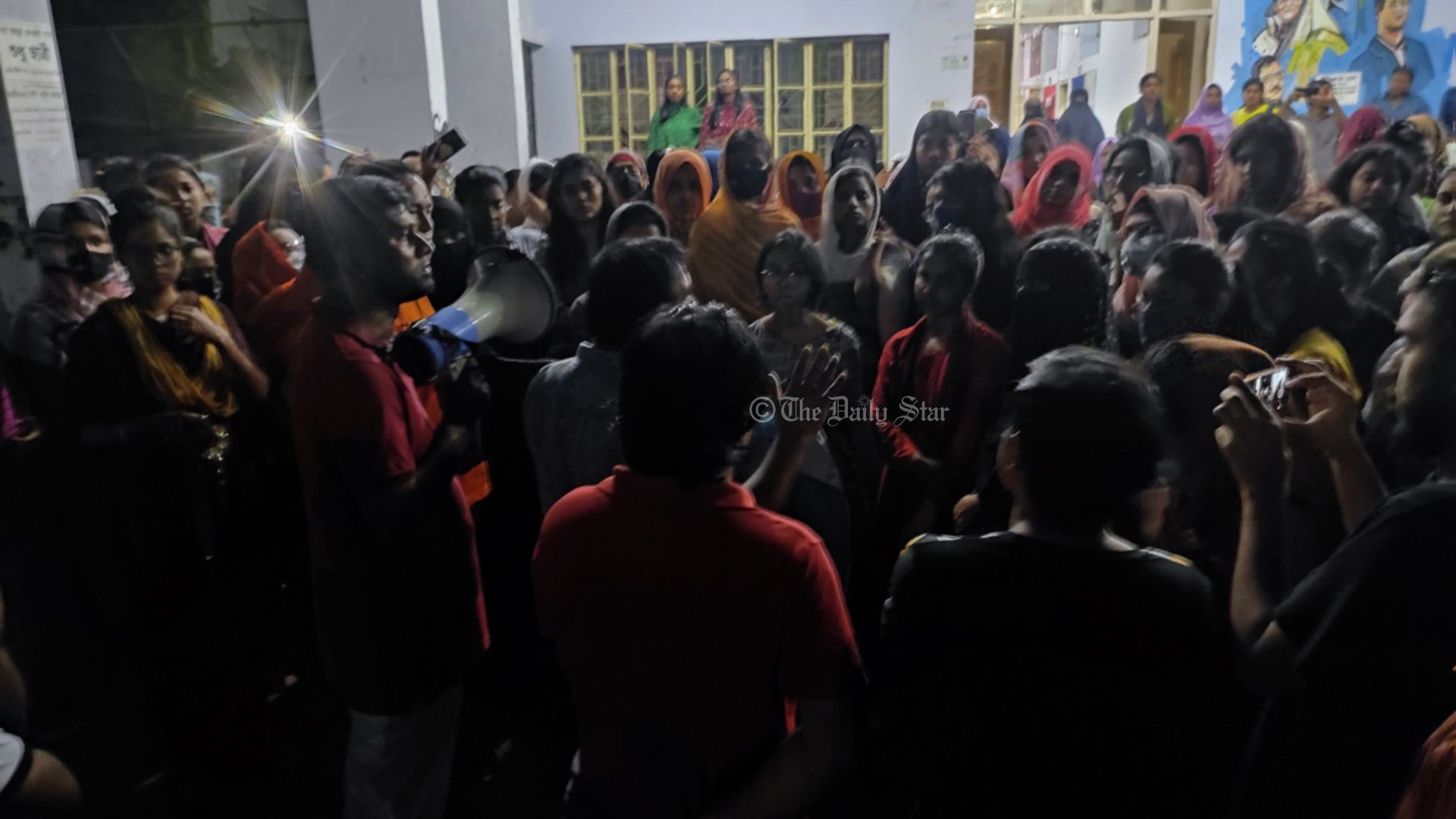 যৌন নিপীড়নের প্রতিবাদে চবি ভিসির বাড়ির সামনে ছাত্রীদের অবস্থান