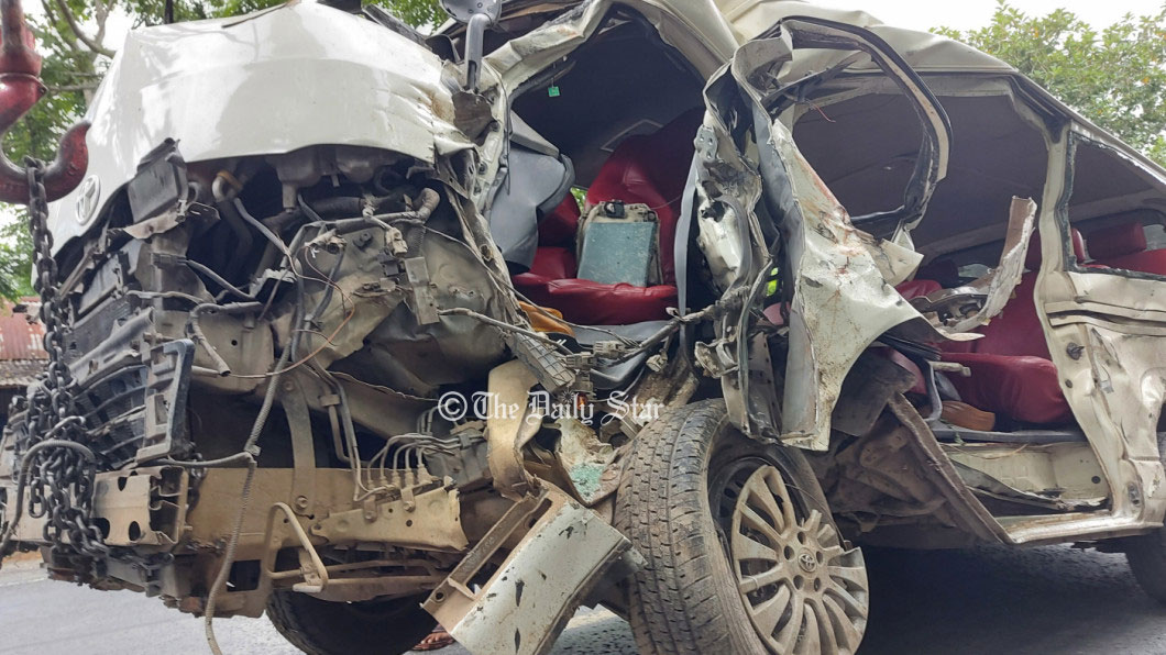 বরিশালে বাস-মাইক্রোবাস সংঘর্ষে নিহত বেড়ে ৬