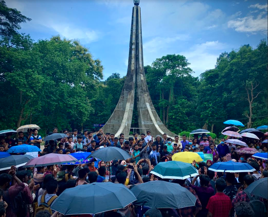 শিক্ষার্থীদের নিপীড়নবিরোধী আন্দোলনের মাঝে শিক্ষকদের ফলাহার উৎসব