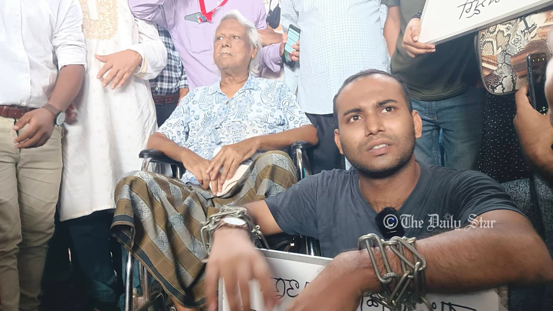 এখানেই অবস্থান করব, প্রয়োজনে সারারাত থাকব: কমলাপুর স্টেশনে ডা. জাফরুল্লাহ