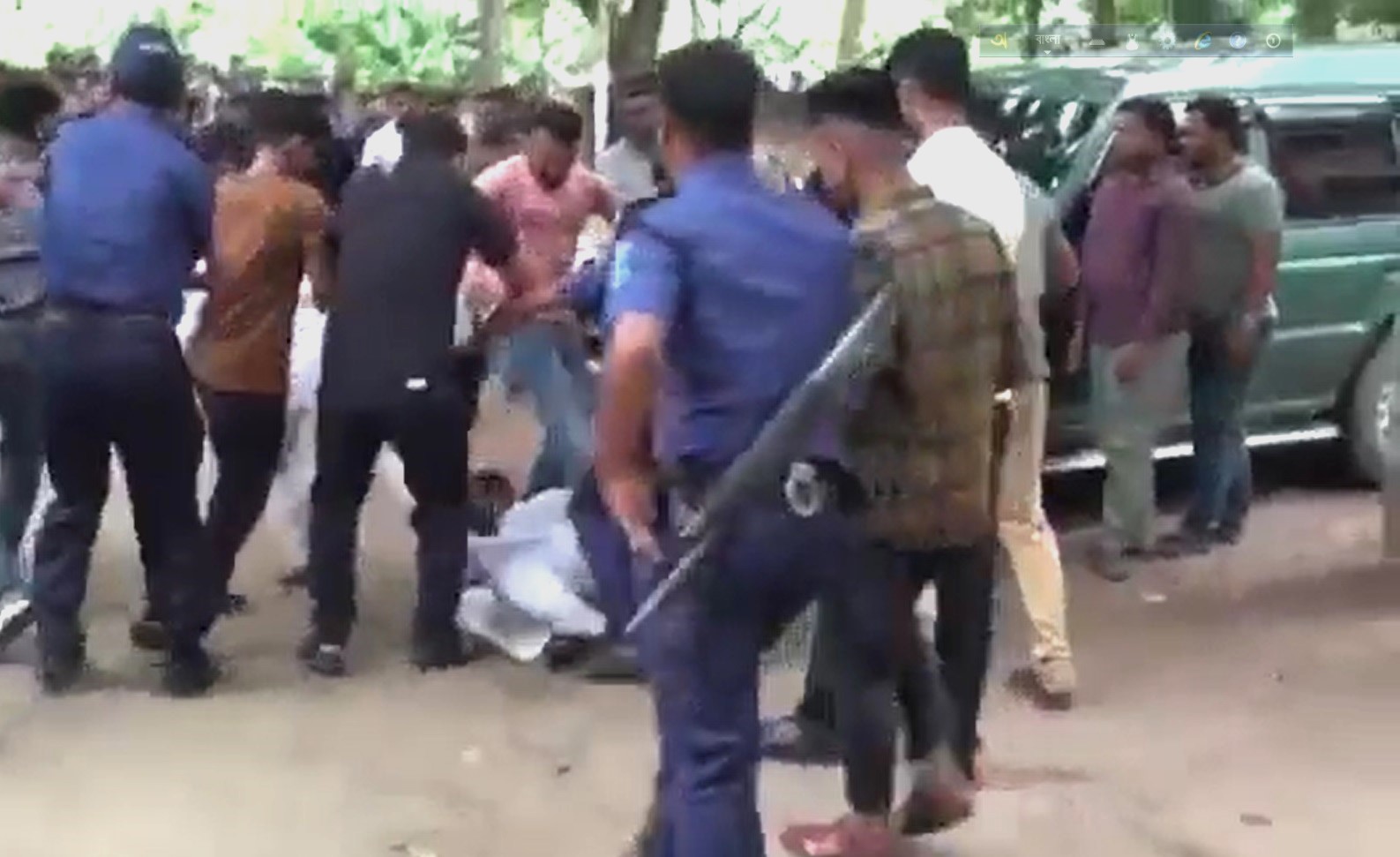 পুলিশ-ম্যাজিস্ট্রেটের সামনে ২ নির্বাচিত অভিভাবককে মারধর করল ছাত্রলীগ
