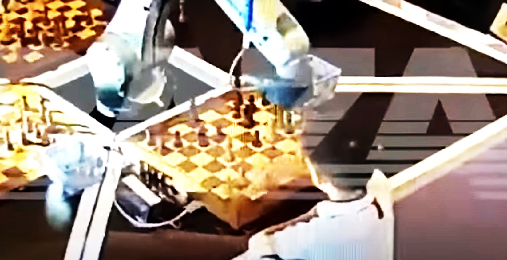 দাবা খেলায় প্রতিপক্ষ শিশুর আঙুল ভেঙে দিলো রোবট