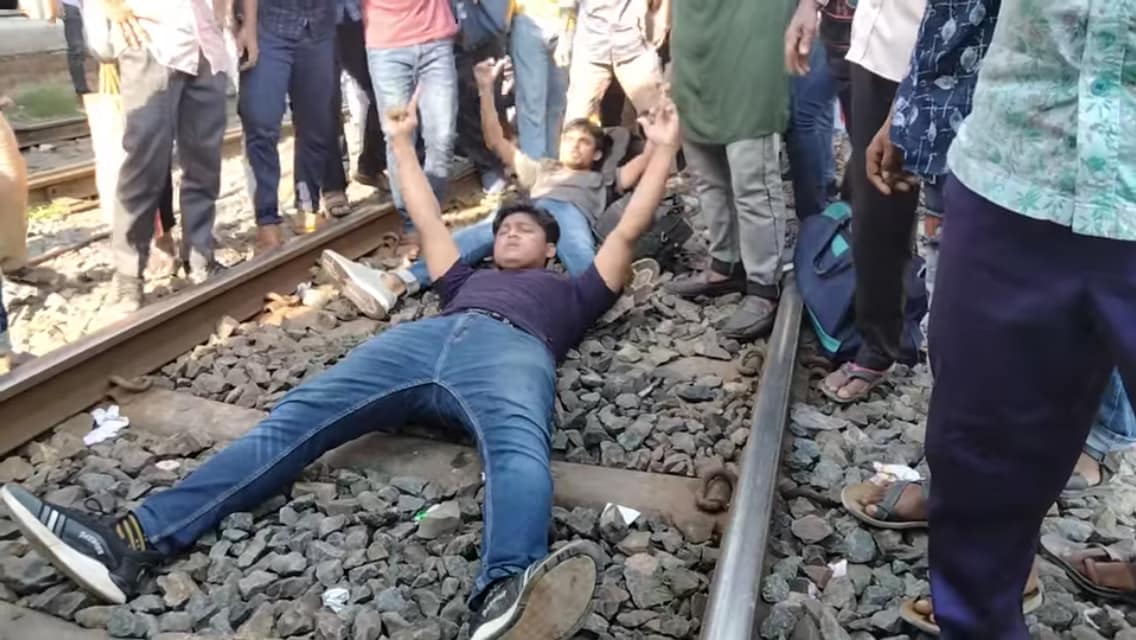 রাজশাহীতে পদ্মা এক্সপ্রেস ট্রেন আটকে রেখেছে রাবি ভর্তিচ্ছুরা