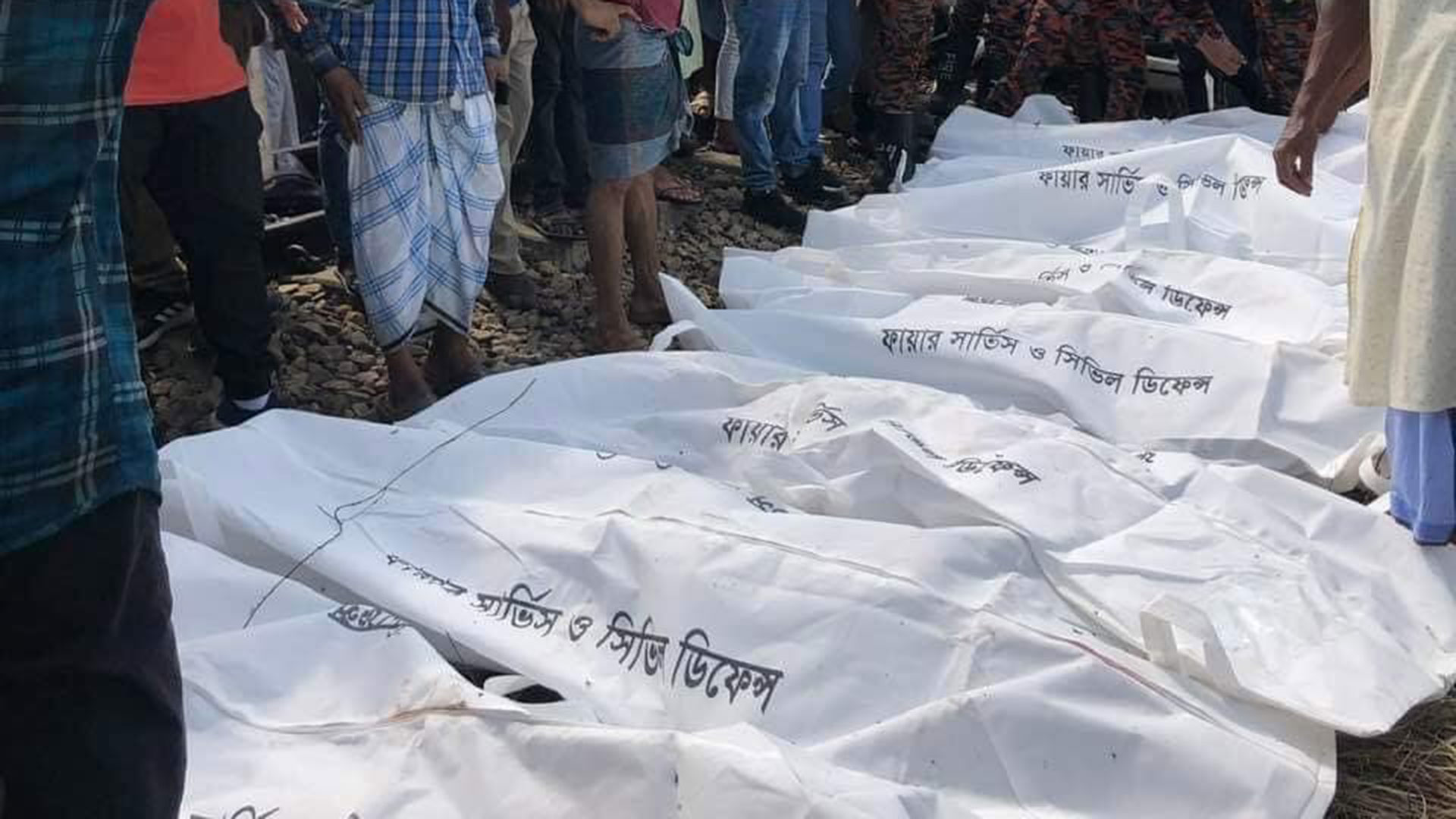 মিরসরাইয়ে মাইক্রোবাসে ট্রেনের ধাক্কা: তদন্তে রেলের কমিটি