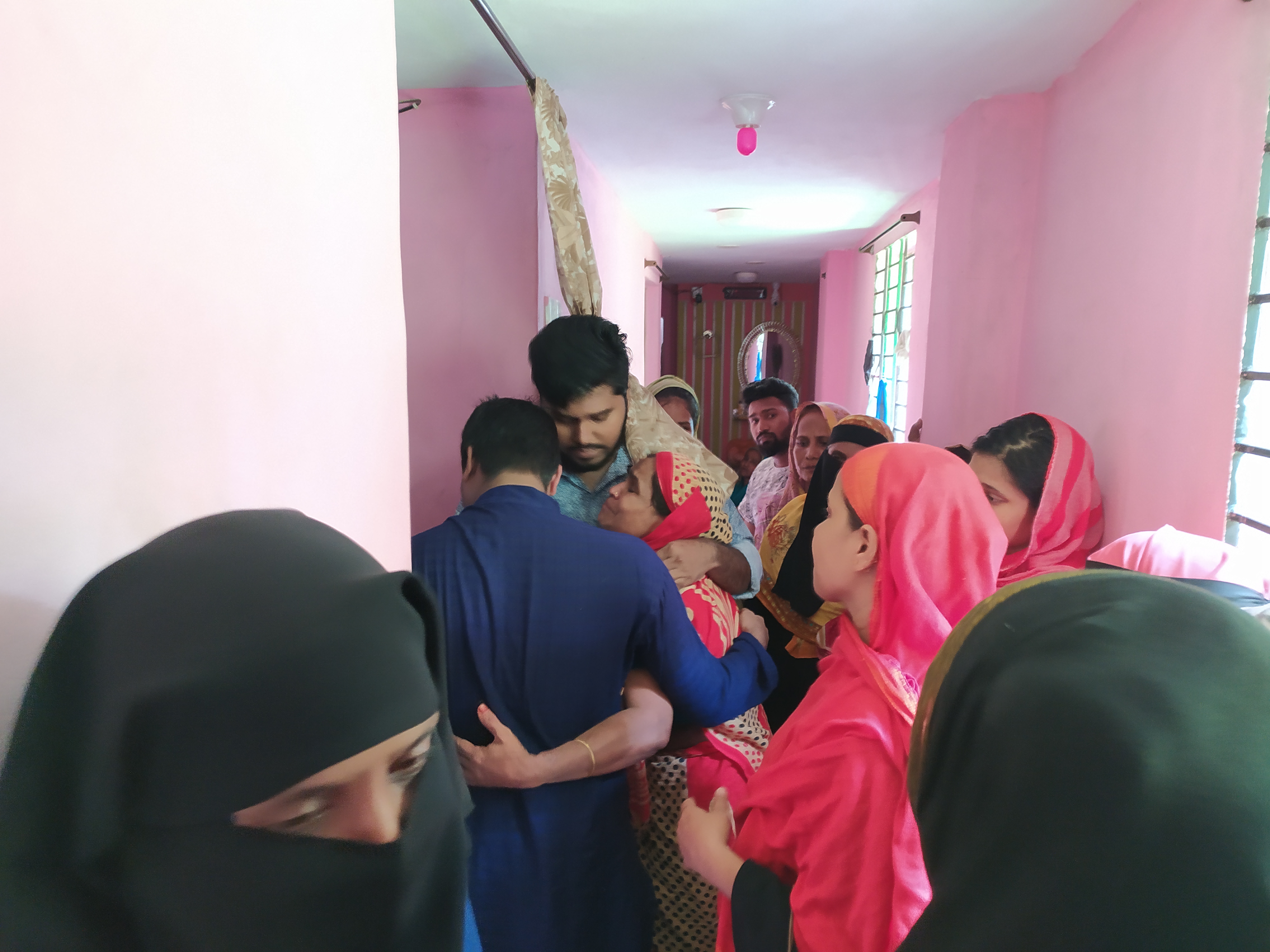 ‘আর পুতুরে এহন আই হন্ডে পাইয়ুম’