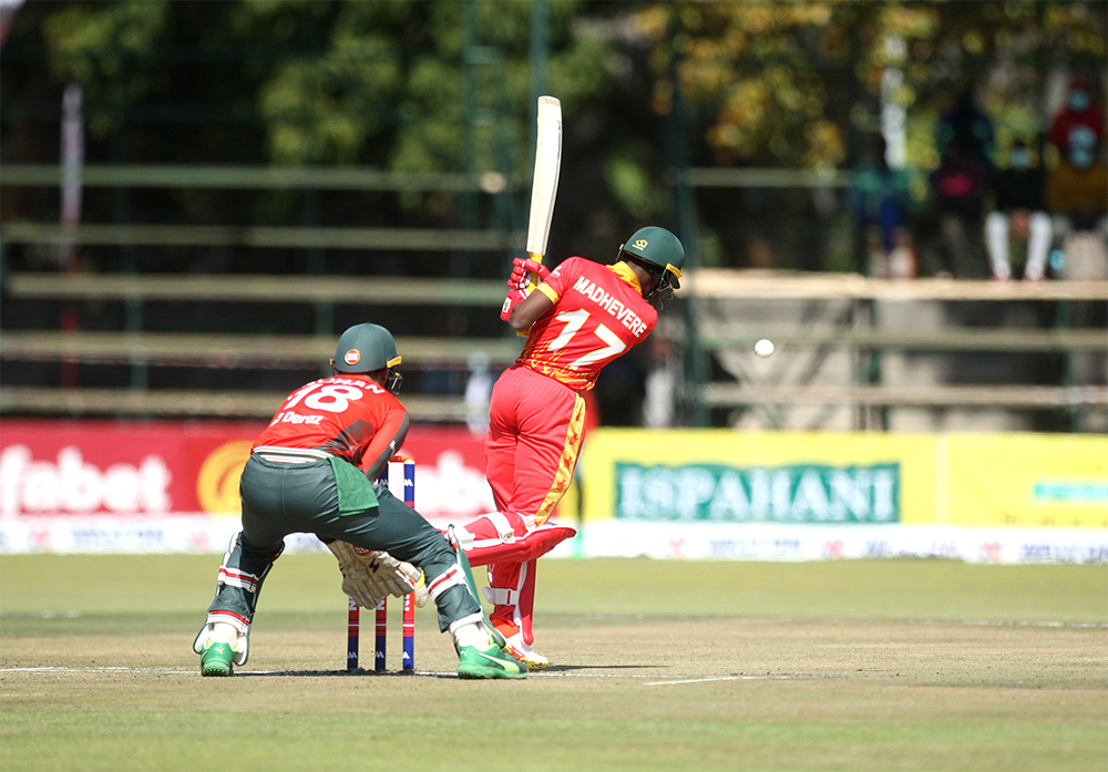 বাংলাদেশকে ২০৬ রানের বড় লক্ষ্য দিল জিম্বাবুয়ে