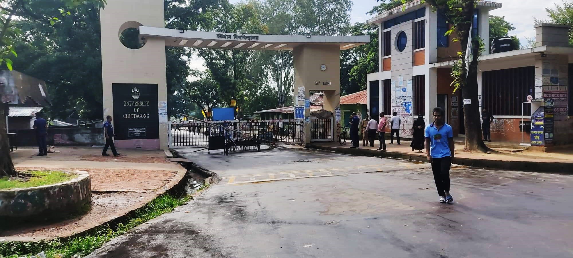 চবিতে ছাত্রলীগের কমিটি নিয়ে বিক্ষোভ: বাস, শাটল ট্রেন চলাচল বন্ধ