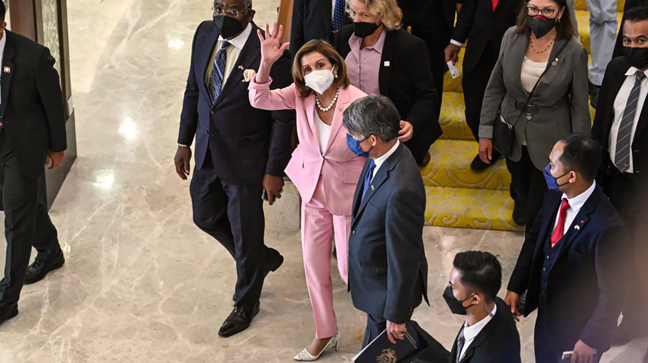 স্বৈরতন্ত্র ও গণতন্ত্রের একটি বেছে নেওয়ার মুখে বিশ্ব: পেলোসি