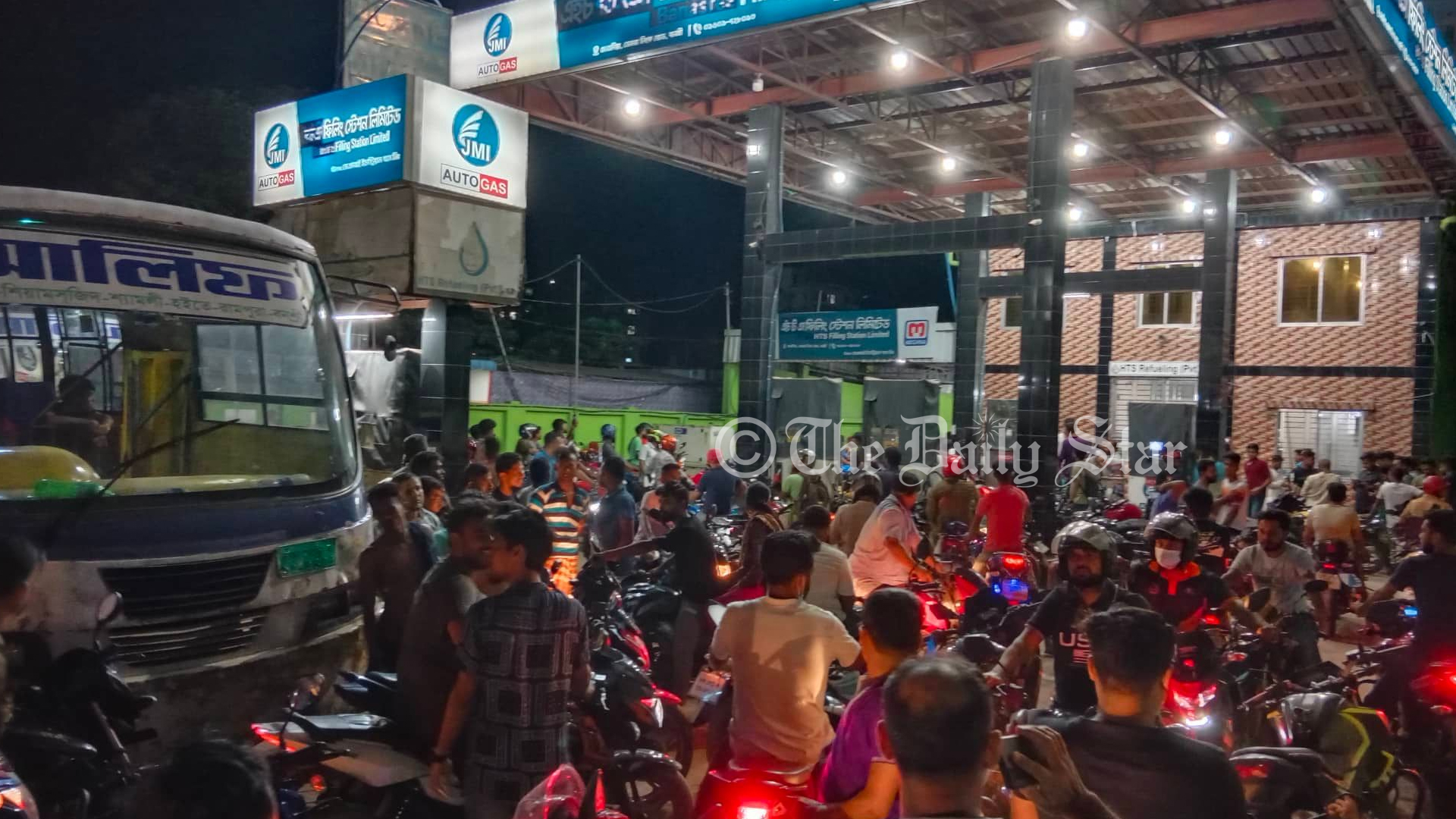 তেলের দাম বৃদ্ধির খবরে পাম্পে ভিড়