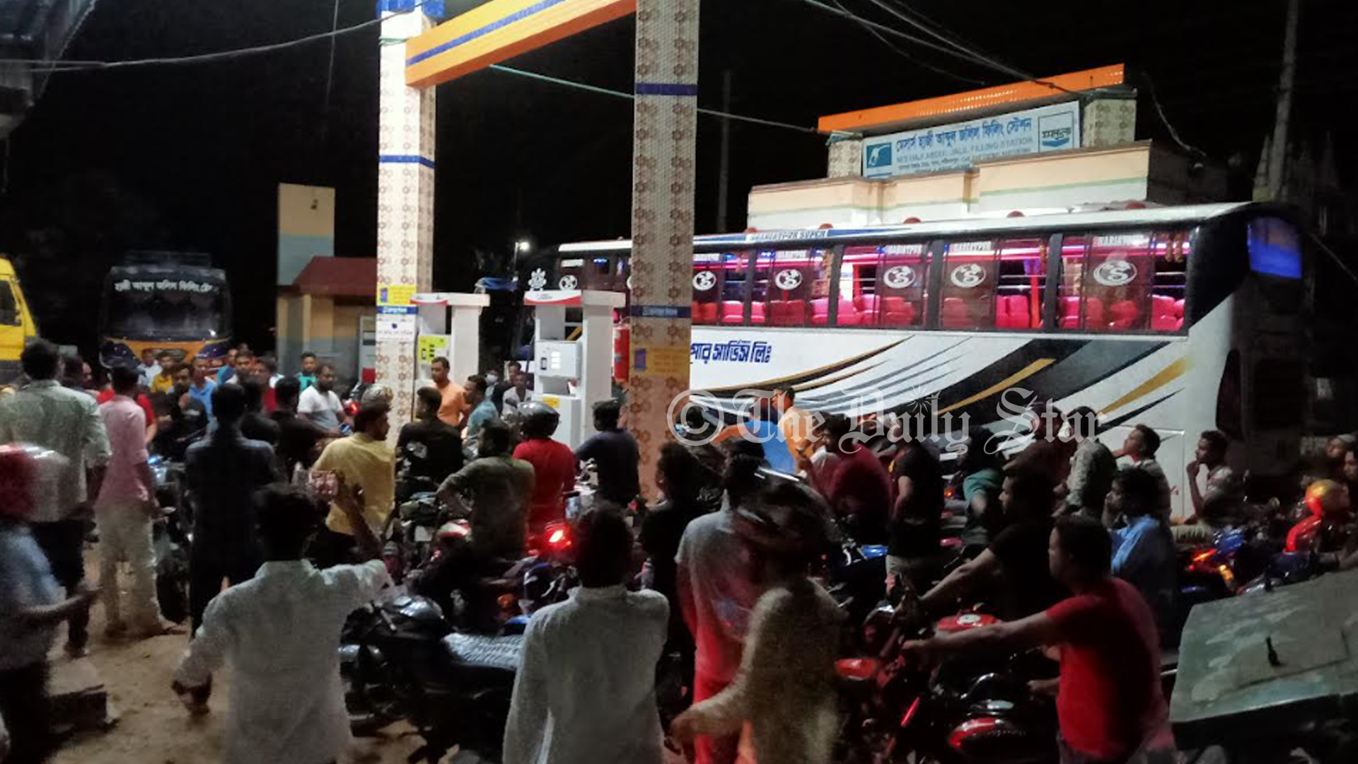 শরীয়তপুরে সন্ধ্যার পর ২০০ টাকার বেশি তেল বিক্রি করেনি পাম্প