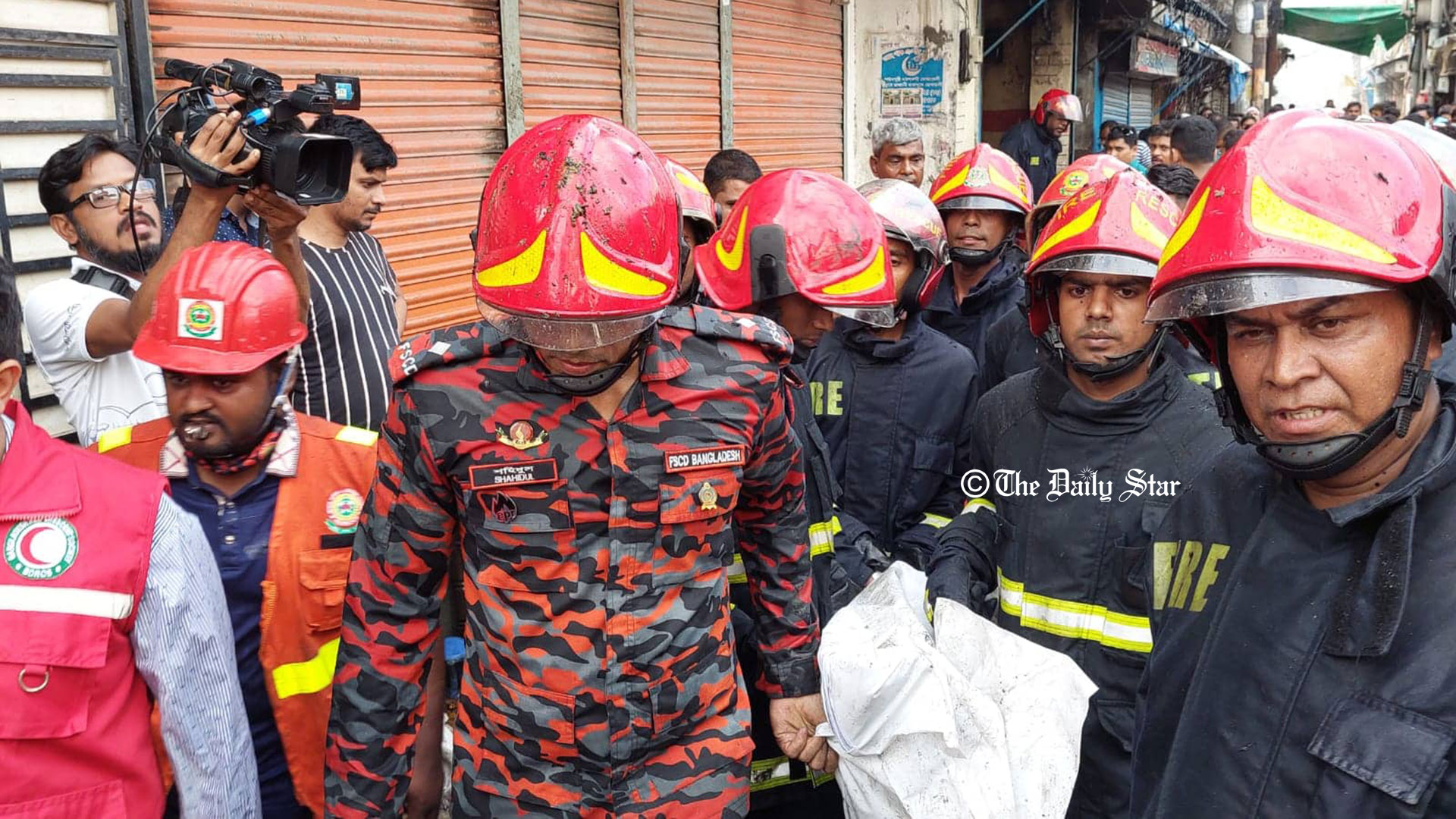 চকবাজারে প্লাস্টিক কারখানায় আগুন: ৬ জনের মরদেহ উদ্ধার