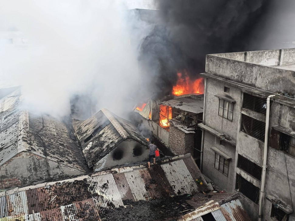 চকবাজারে প্লাস্টিক কারখানার আগুন নিয়ন্ত্রণে