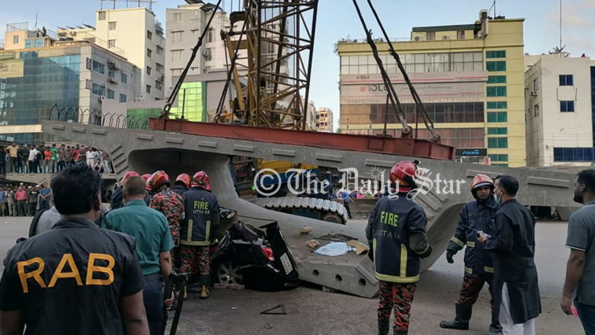 প্রাইভেটকারে গার্ডার: ক্রেনচালক-সহকারীসহ গ্রেপ্তার ৯ 