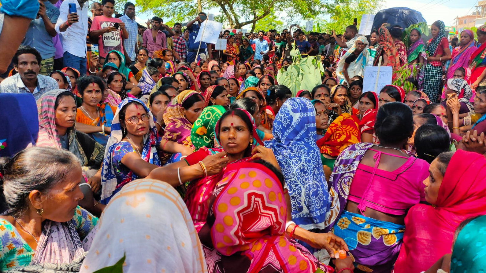 দৈনিক ৩০০ টাকা মজুরি দাবিতে চা-শ্রমিকদের সড়ক অবরোধ
