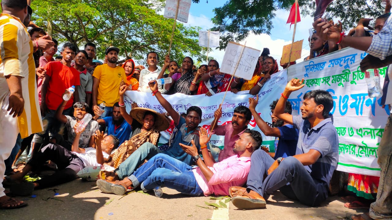 ৩০০ টাকা মজুরির দাবিতে চা-শ্রমিকদের আন্দোলন চালিয়ে যাওয়ার ঘোষণা