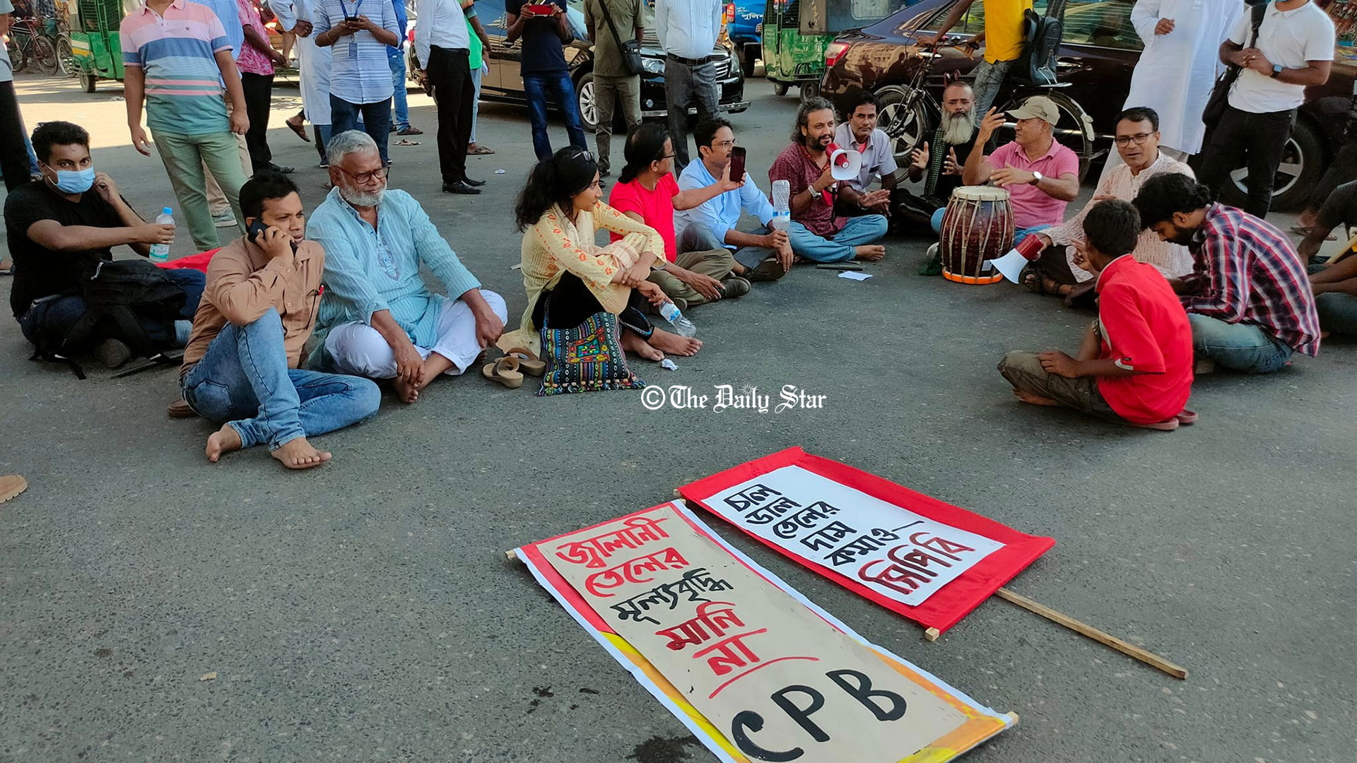 হরতালে প্রতিবাদী গান নিয়ে রাস্তায় বাম জোট নেতাকর্মীরা