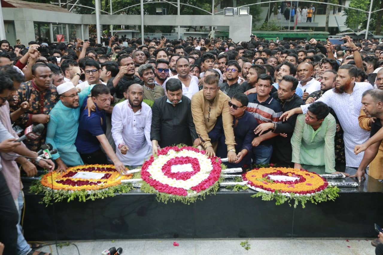 বাসায় ফিরেই ধানমন্ডি ৩২ নম্বরে সম্রাট